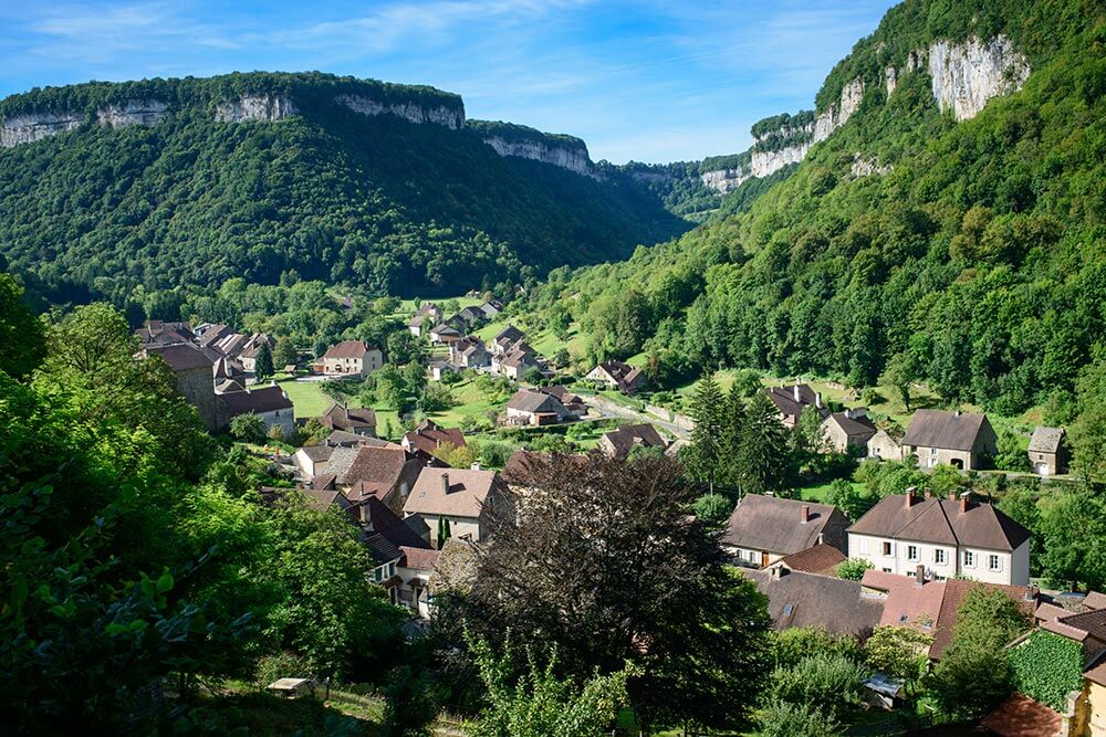 Visite guidée de l'abbaye de Baume-les-Messieurs, vue de la ville